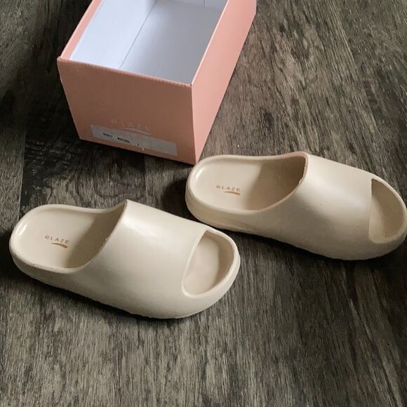 NIB New Celebrity Favorite Slide Sandal Sz 7 - Picture 3 of 9